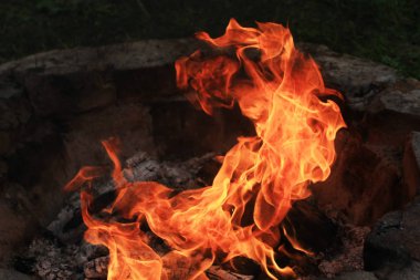 karanlıkta yanan kamp ateşinin yakın çekim çekimi