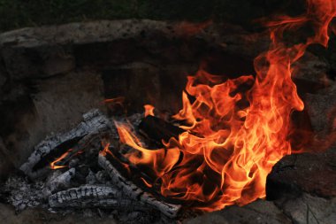 karanlıkta yanan kamp ateşinin yakın çekim çekimi