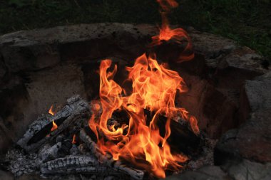 karanlıkta yanan kamp ateşinin yakın çekim çekimi