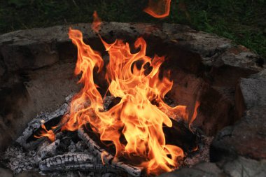 karanlıkta yanan kamp ateşinin yakın çekim çekimi