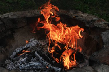 karanlıkta yanan kamp ateşinin yakın çekim çekimi
