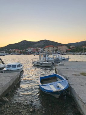 Teknelerin manzarası, eski kasabanın plajında.