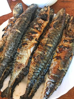 tabakta lezzetli ızgara balık yakın çekim