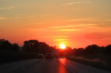 Gün batımında arabalı yol manzarası