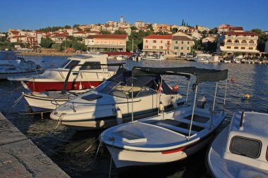 Limanın manzarası ve şehre yakın tekneler.