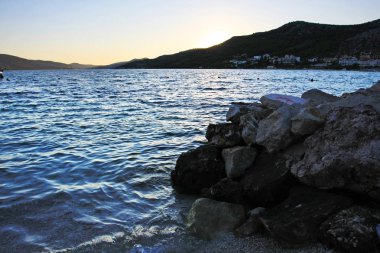 Deniz kıyısındaki kayaların manzarası