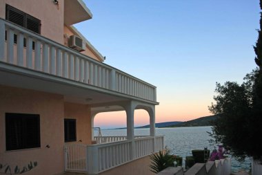 Şehirdeki modern lüks otelin manzarası