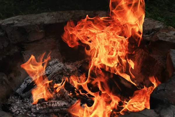 Střevíce Spálení Táborního Ohně Tmě — Stock fotografie