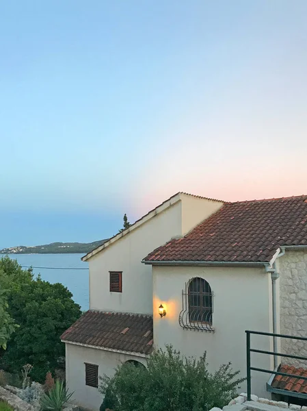 Vista Panorámica Hermosa Casa Con Cielo Azul —  Fotos de Stock