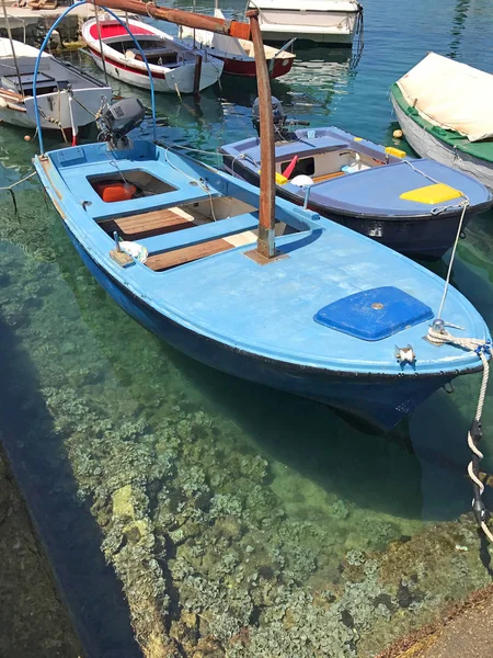 Schilderachtig Uitzicht Blauwe Zeilboot Azuurblauwe Zee Haven — Stockfoto