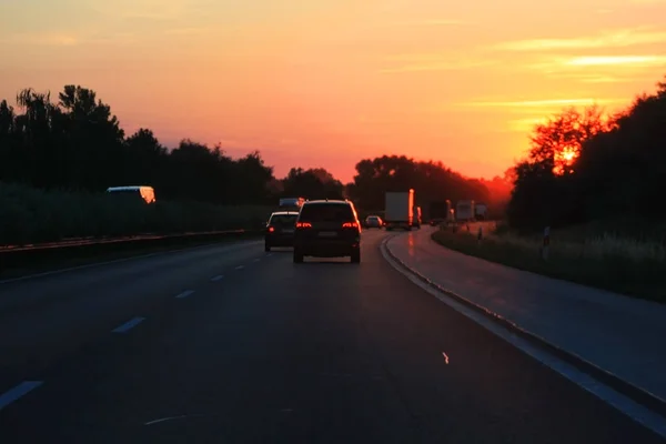 Panoramisch Uitzicht Weg Met Auto Tijdens Zonsondergang — Stockfoto