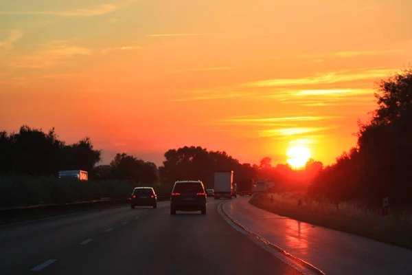 Panoramisch Uitzicht Weg Met Auto Tijdens Zonsondergang — Stockfoto