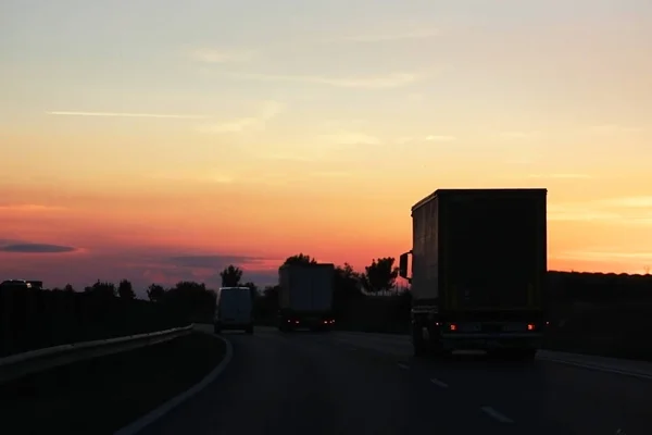 Panoramisch Uitzicht Weg Met Auto Tijdens Zonsondergang — Stockfoto