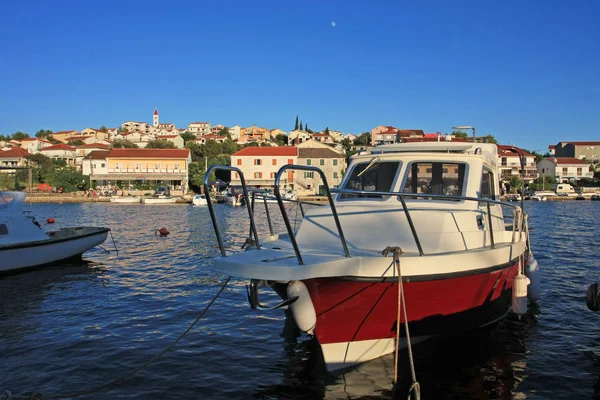 Malowniczy Widok Port Łodzie Pobliżu Miasta — Zdjęcie stockowe