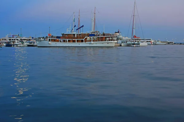 Живописный Вид Гавань Лодки Рядом Городом — стоковое фото