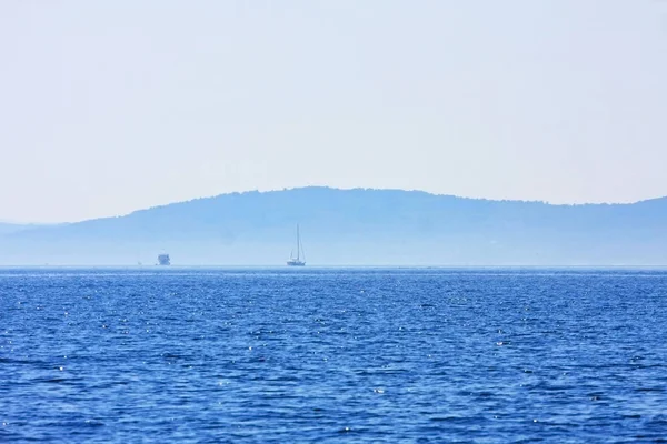 Γραφική Φωτογραφία Της Όμορφης Γαλάζιας Θάλασσας Την Ηλιόλουστη Μέρα — Φωτογραφία Αρχείου