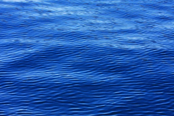 Malownicze Ujęcie Pięknej Niebieskiej Powierzchni Morza Słoneczny Dzień — Zdjęcie stockowe