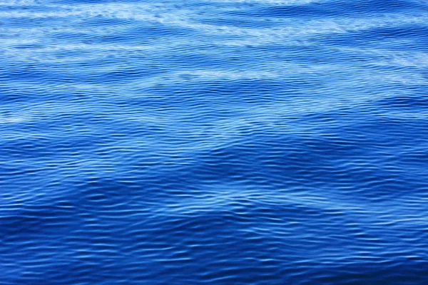 Γραφική Βολή Της Όμορφης Γαλάζιας Επιφάνειας Της Θάλασσας Την Ηλιόλουστη — Φωτογραφία Αρχείου