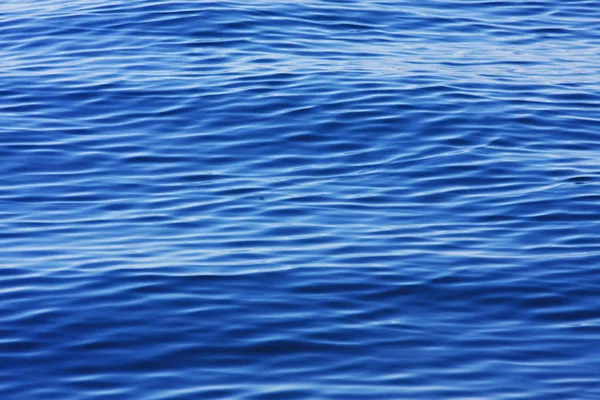 Γραφική Βολή Της Όμορφης Γαλάζιας Επιφάνειας Της Θάλασσας Την Ηλιόλουστη — Φωτογραφία Αρχείου