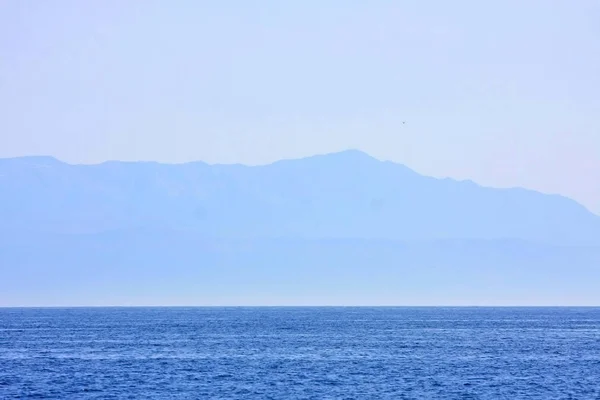 阳光明媚的一天美丽的蓝色海洋的风景拍摄 — 图库照片