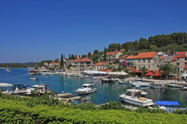 Limanın manzarası ve şehre yakın tekneler.