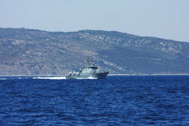 güneşli bir gün askeri gemi ile güzel mavi deniz doğal çekim