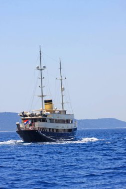 güneşli bir gün gemi ile güzel mavi deniz doğal çekim