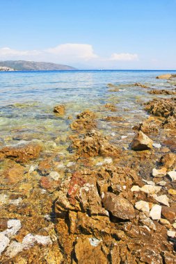güneşli bir gün güzel mavi deniz ve kayalık sahil doğal çekim
