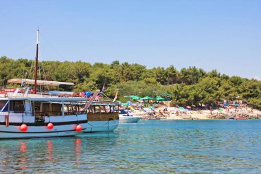 Limanın manzarası ve şehre yakın tekneler.