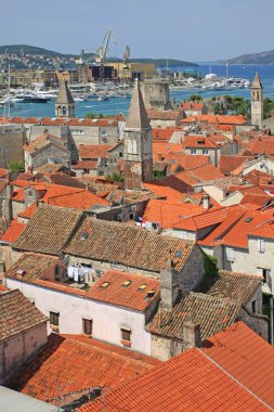 Düşük katlı binaların olduğu şehir manzarası