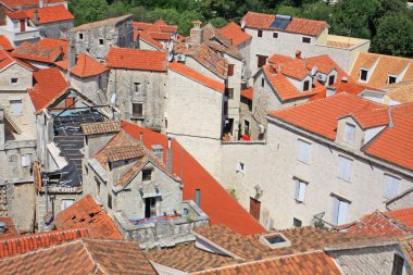 Düşük katlı binaların olduğu şehir manzarası