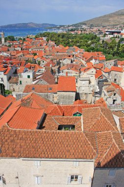 Düşük katlı binaların olduğu şehir manzarası