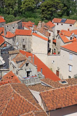 Düşük katlı binaların olduğu şehir manzarası