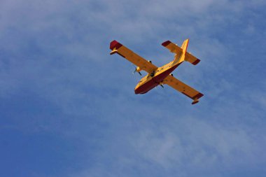 mavi gökyüzünde uçan yangın söndürme uçağının yakın çekim çekimi