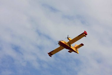 mavi gökyüzünde uçan yangın söndürme uçağının yakın çekim çekimi