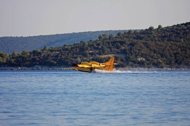 yangın söndürme uçağı tankını yerine getirmek için suya iniş