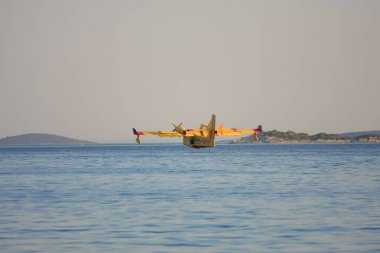 yangın söndürme uçağı tankını yerine getirmek için suya iniş