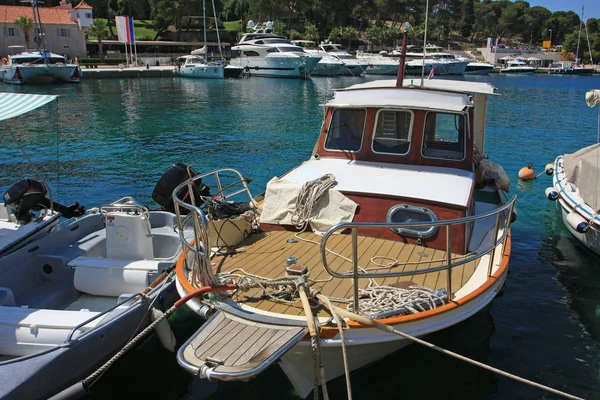 Schilderachtig Uitzicht Haven Boten Dicht Bij Stad — Stockfoto