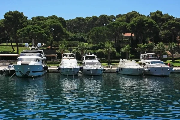 Schilderachtig Uitzicht Haven Boten Dicht Bij Stad — Stockfoto