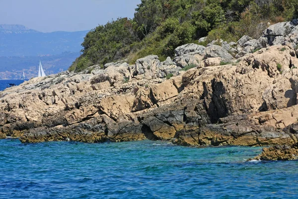 Plano Escénico Hermoso Mar Azul Costa Rocosa Con Árboles Verdes —  Fotos de Stock