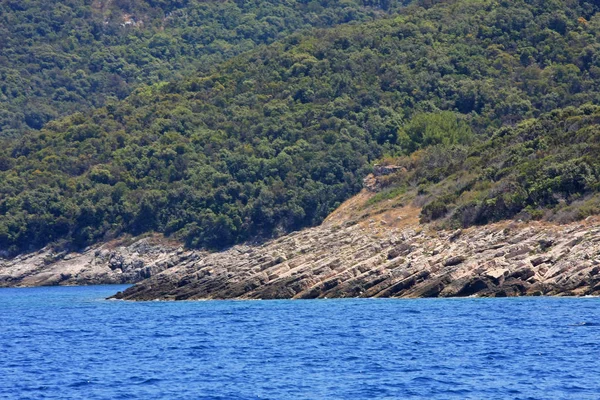 Tiro Cênico Belo Mar Azul Costa Rochosa Com Árvores Verdes — Fotografia de Stock