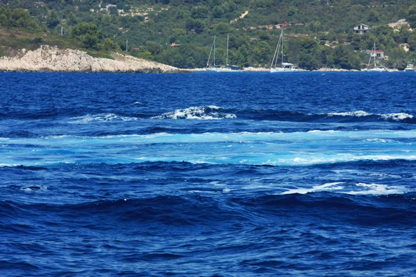 晴れた日に美しい青い海の風光明媚なショット — ストック写真