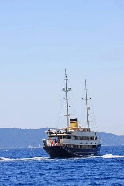 Malerische Aufnahme Des Schönen Blauen Meeres Mit Schiff Sonnigem Tag — Stockfoto