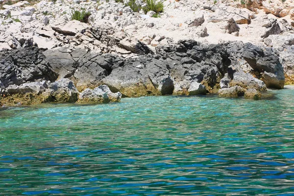 Schilderachtige Foto Van Prachtige Blauwe Zee Rotsachtige Kust Zonnige Dag — Stockfoto