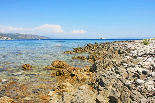 güneşli bir gün güzel mavi deniz ve kayalık sahil doğal çekim