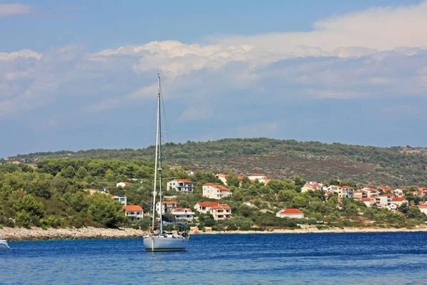 Güneşli Bir Gün Lüks Yat Ile Güzel Mavi Deniz Doğal — Stok fotoğraf