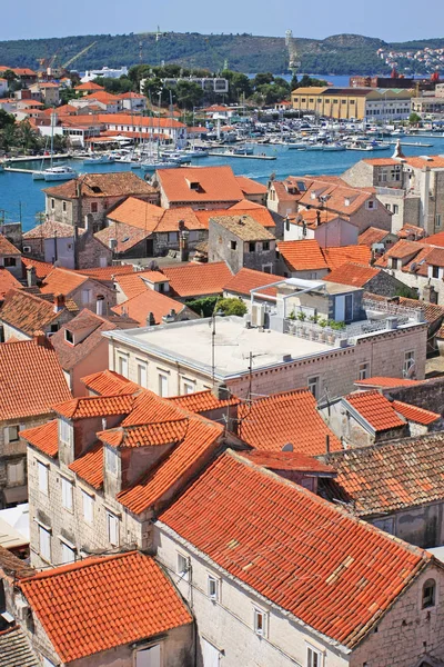 Düşük Katlı Binaların Olduğu Şehir Manzarası — Stok fotoğraf