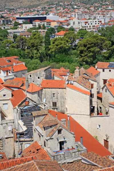 Düşük Katlı Binaların Olduğu Şehir Manzarası — Stok fotoğraf