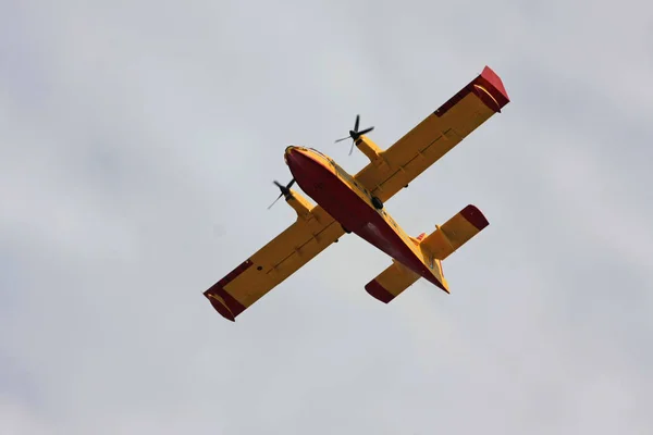 Närbild Skott Brandsläcknings Flygplan Som Flyger Blue Sky — Stockfoto