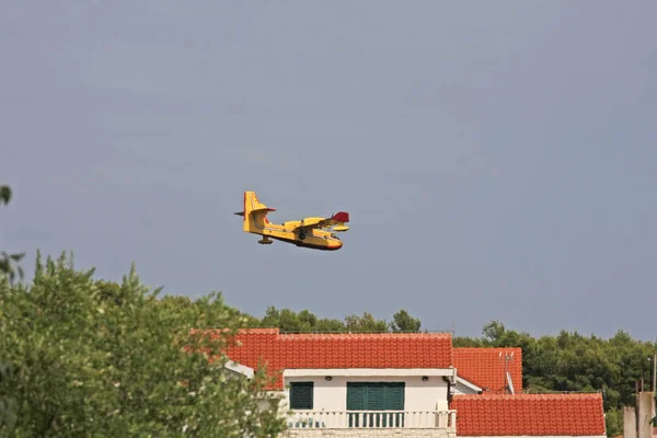 Brandsläcknings Flygplan Flyger Över Stan — Stockfoto